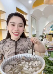 MC Anh Thơ Gây Sốc Với Món Lòng Se Điếu: ‘Tưởng Ăn Lốp Xe’